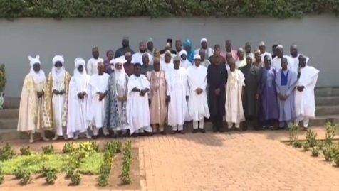 President Buhari in a group photo with a delegation from Niger State led by Governor Abubakar Sani Bello