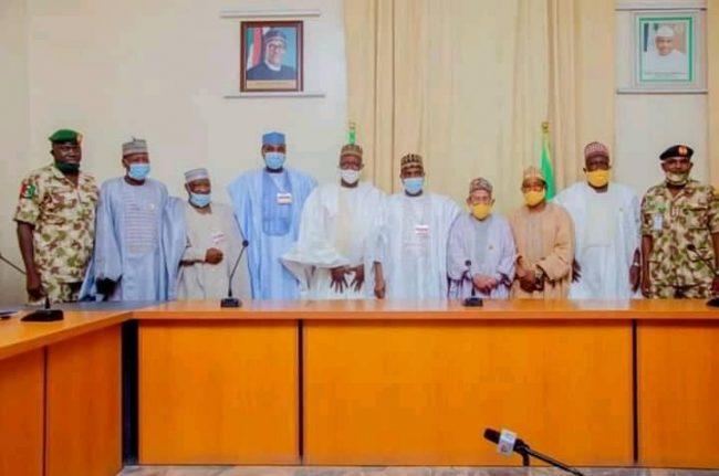 Gov. Aminu Waziri Tambuwal in a group photograph with a delegation of the Sokoto state chapter of the Alumni Association of the National Institute (AANI) at Government House, Sokoto.