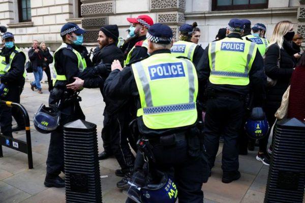 Covid-19: UK police arrest 155 in anti-lockdown protests in London