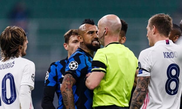 Arturo Vidal confronts Anthony Taylor - Inter vs Real Madrid