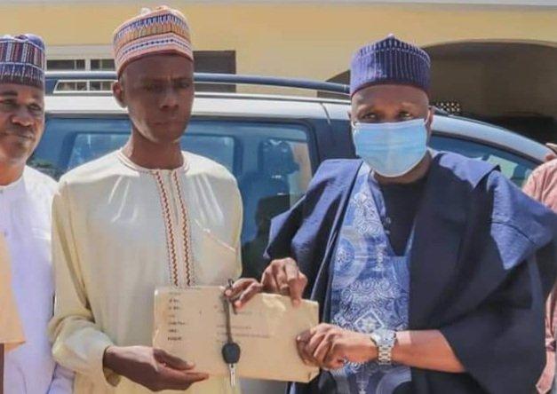Gombe gov doles out car, N2m to man who trekked for Buhari