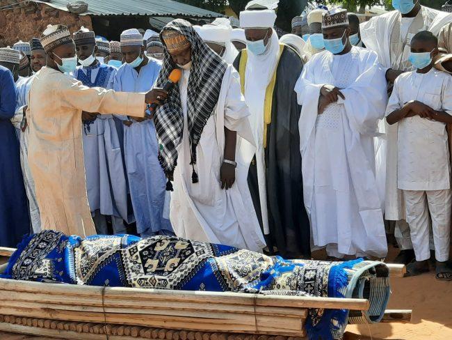Tambuwal, Sultan attend funeral prayers of late Ummaru Maigona