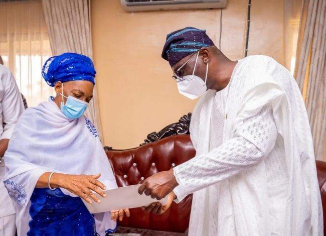 Sanwo-Olu receives notes Jakande left for him, condoles with widow