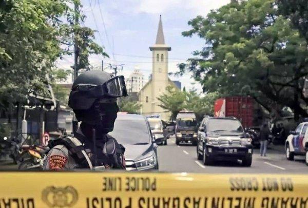 14 hurt as suicide bombers target Indonesian church