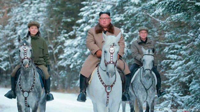 Kim Yo Jong (l) is in charge of handling Pyongyang's ties with Seoul