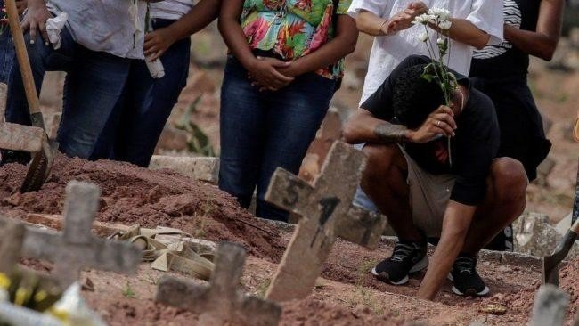 Covid: Brazil records more than 4,000 deaths in 24 hours for first time