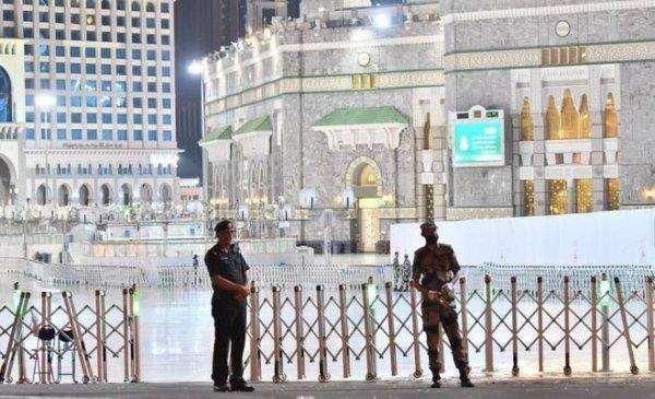 Saudi police arrest knife-wielding man at Grand Mosque shouting terrorist slogans