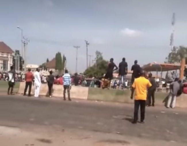 Residents block Kaduna-Abuja highway over kidnappings