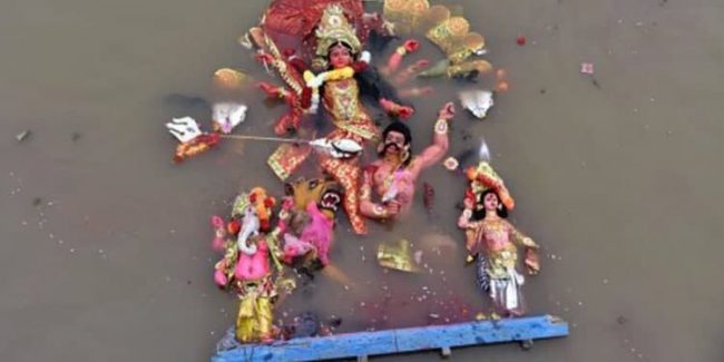 Covid: Indians throw idols on street for not protecting them