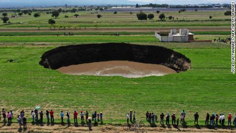 Massive sinkhole threatens house in central Mexico