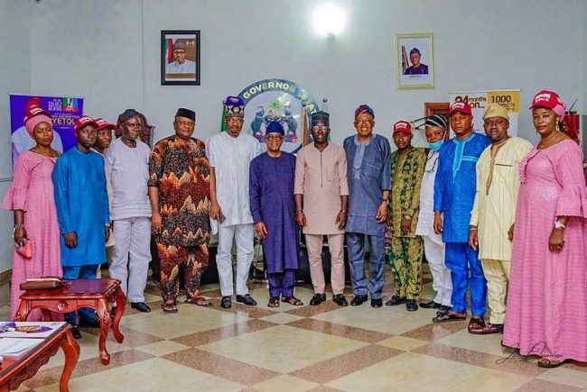 Oyetola formally receives PDP defectors from Ede