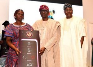 Sanwo-Olu gives 10 cars to outstanding Lagos civil servants