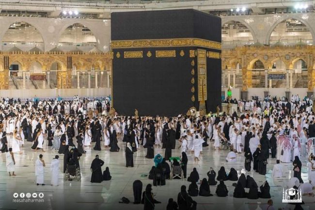 Saudi Arabia abolishes social distancing in Makkah, Madinah mosques