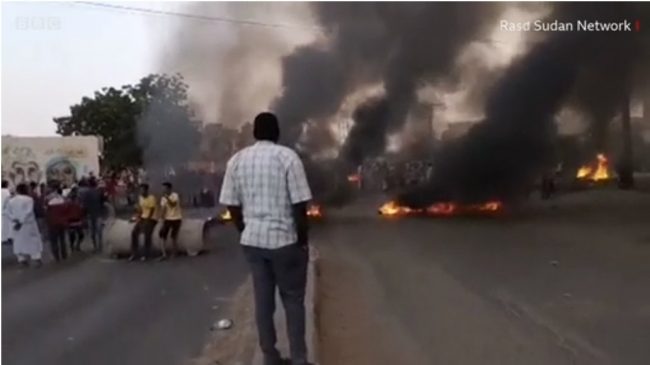 Sudan: Military dissolves civilian government, arrests leaders