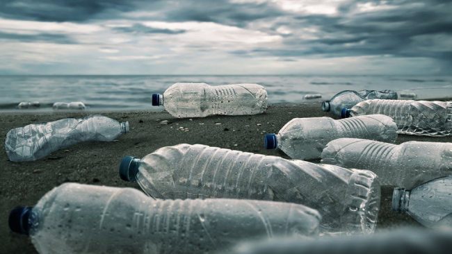 Plastic crisis needs binding UN treaty, report says