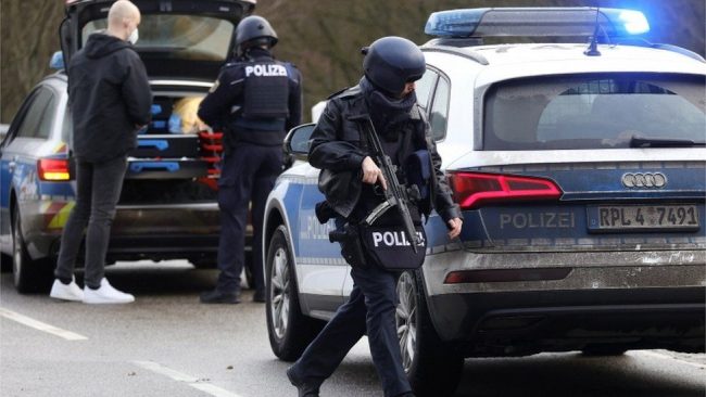 Manhunt after 2 German police officers shot dead