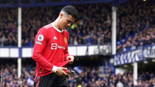 Police 'investigating' after Cristiano Ronaldo appears to break fan's phone