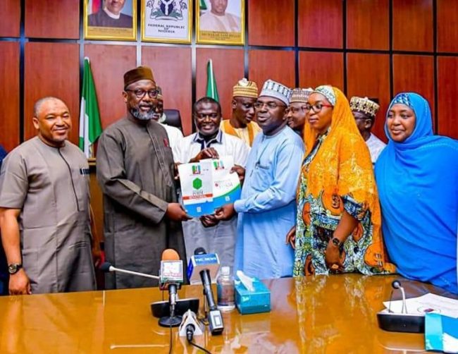 Niger gov receives APC nomination form for Senate