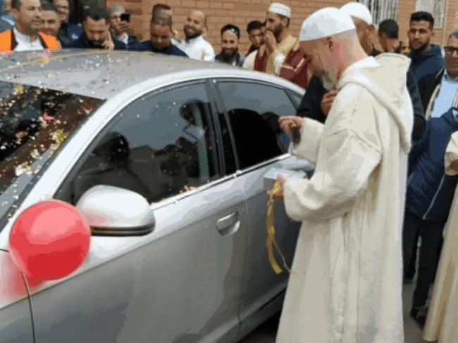 Spainish Muslims gift Imam Audi-6 for his efforts during Ramadan