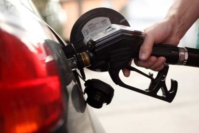 US: Gasoline price tops $5 per gallon in historic first