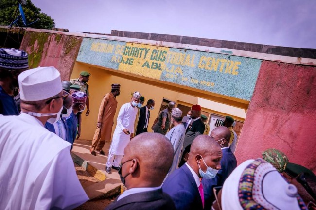 In pictures, Buhari visits Kuje prison