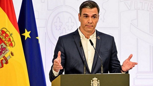 Heatwave: Stop wearing ties to save energy, Spanish PM tells workers