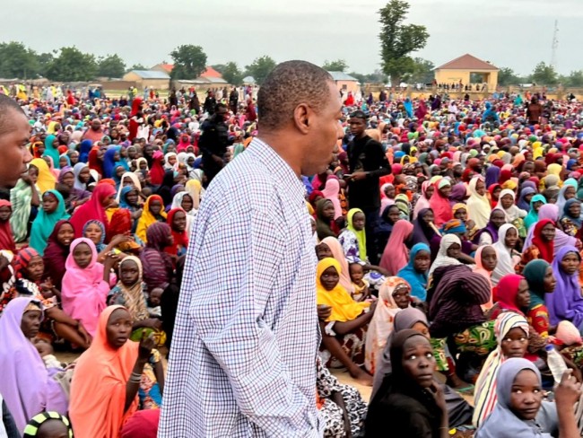 Flood: Zulum shares N172m, food to 30,436 residents in Damboa
