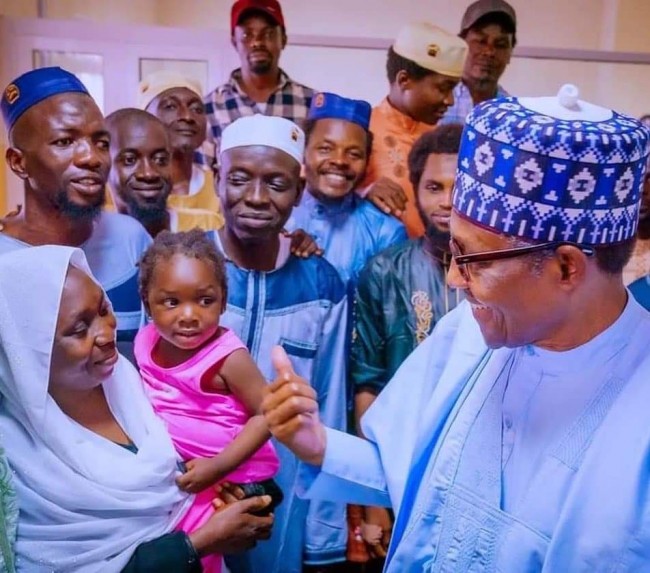 Buhari meets Kaduna train passengers, hails military for brave services