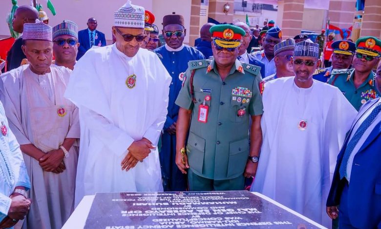 2023: Buhari charges security agencies to maintain professionalism