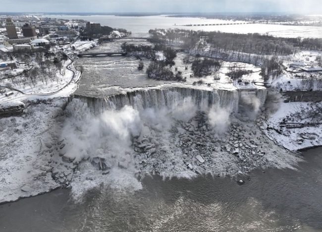 Niagra falls frozen