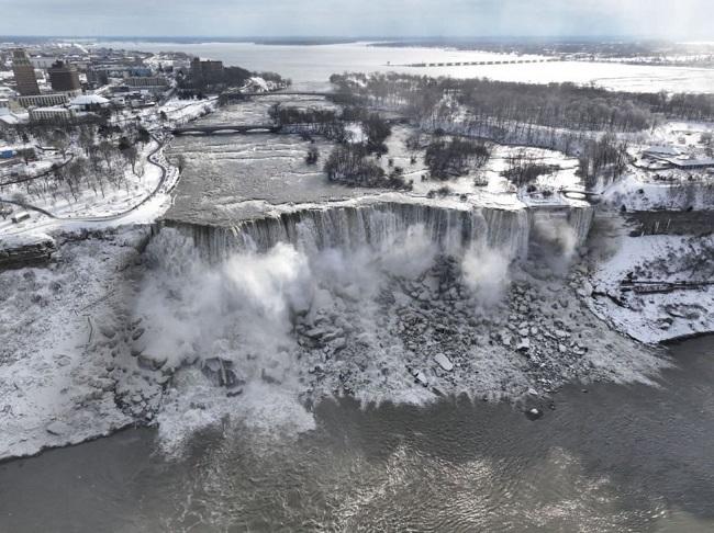 Niagra falls frozen