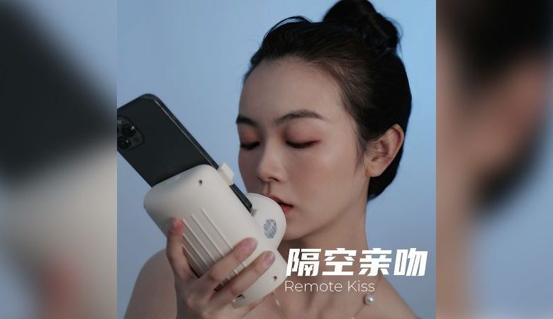 Web-based kissing device horrifies Chinese social media users