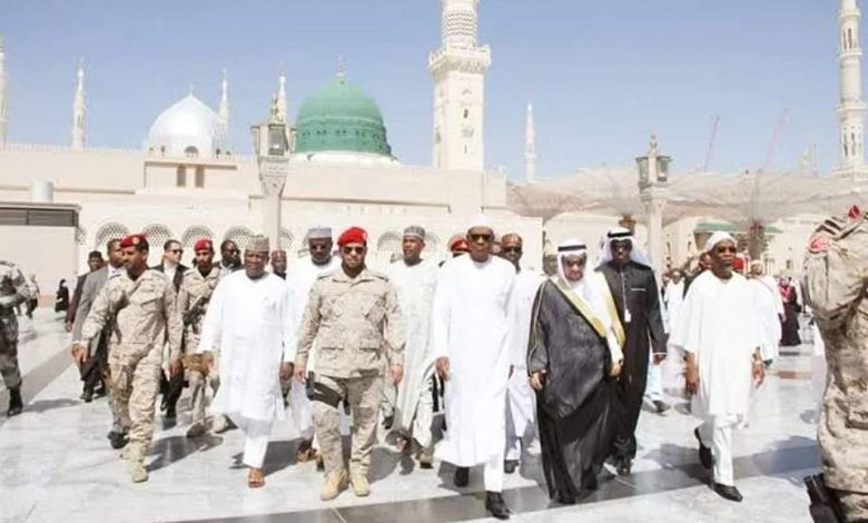 Buhari prays at Prophet's mosque in Madinah (with photos)