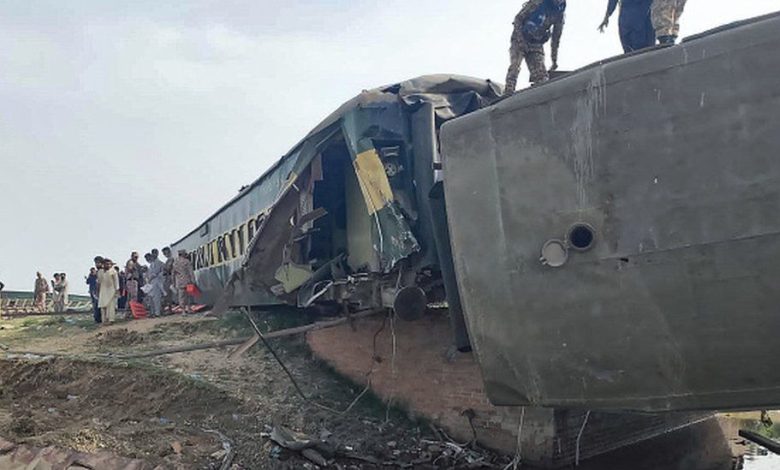 30 passengers killed as Pakistan train derails