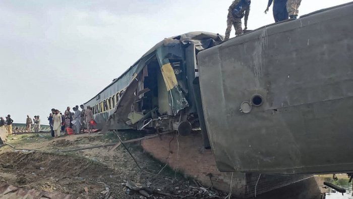 30 passengers killed as Pakistan train derails
