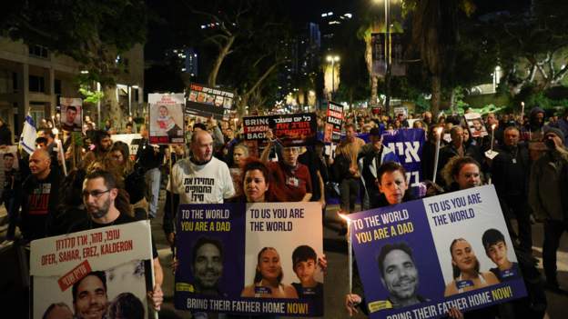 Hundreds protest in Tel Aviv after IDF mistakenly killed Israeli hostages